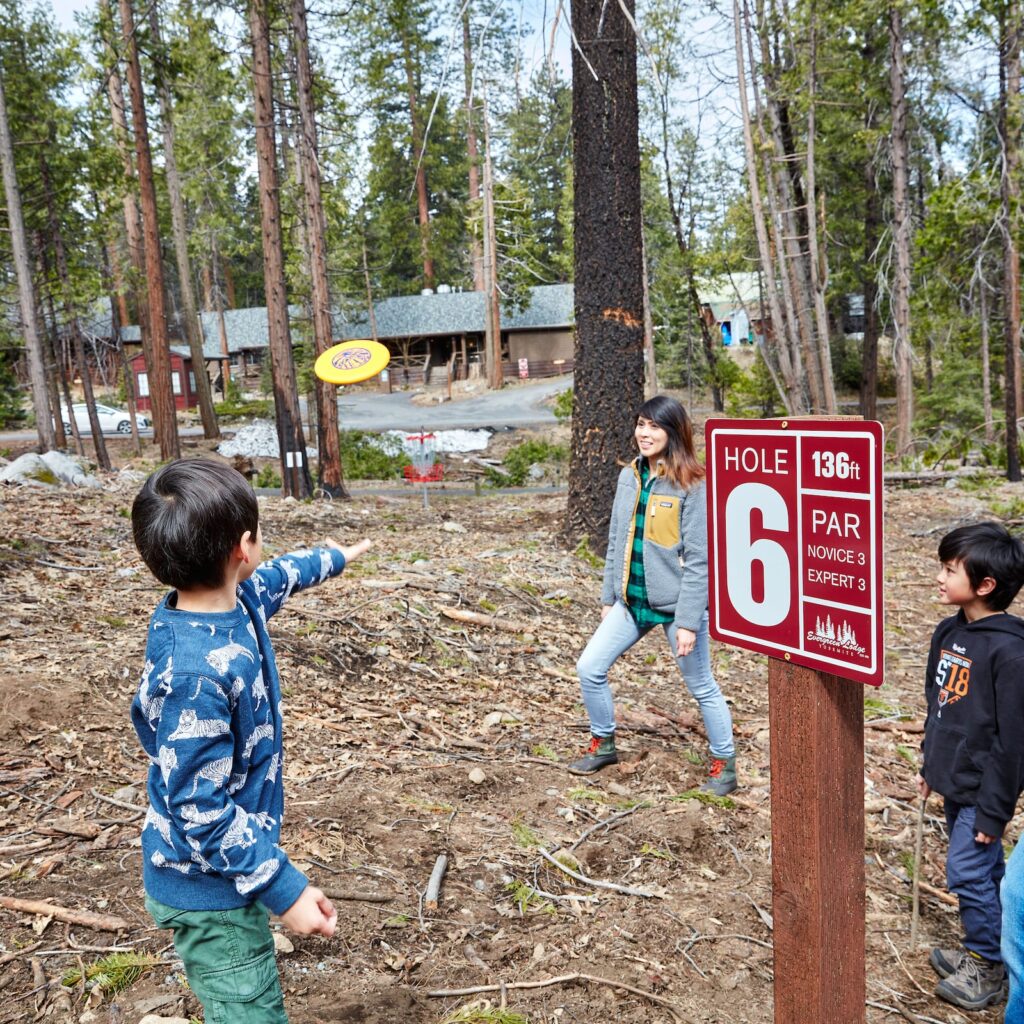 Evergreen Lodge Disc Golf Family Fun (Kim Carroll)